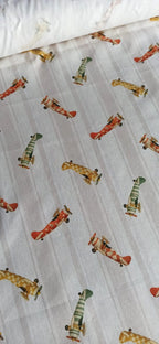 Tela de algodón con aviones vintage rojos, verdes y mostaza sobre fondo de rayas beige