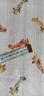Tela de algodón con aviones vintage rojos, verdes y mostaza sobre fondo de rayas beige