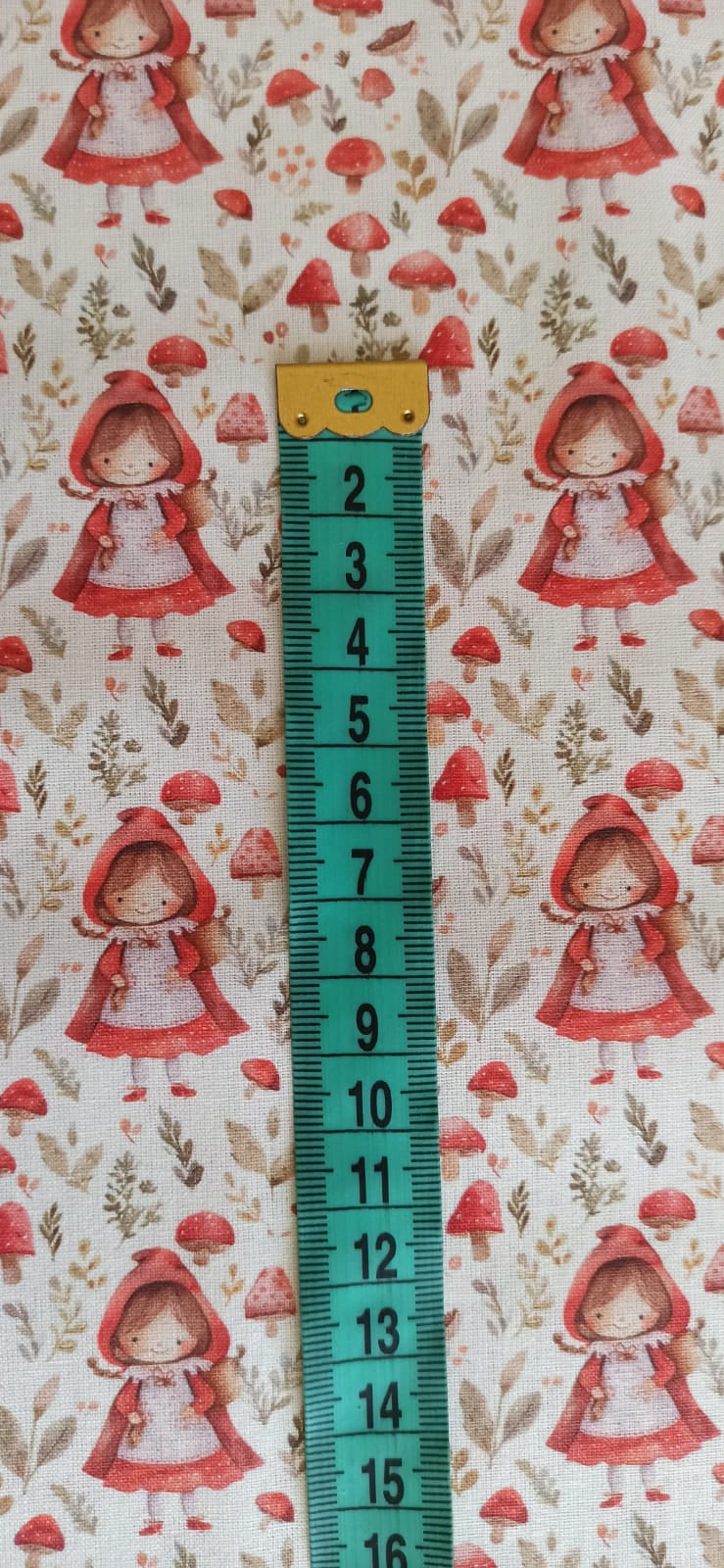 Detalle del estampado de Caperucita y setas sobre fondo claro