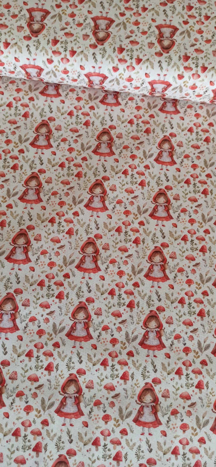 Algodón Caperucita entre Setas junto a tela lisa roja y vichy rojo