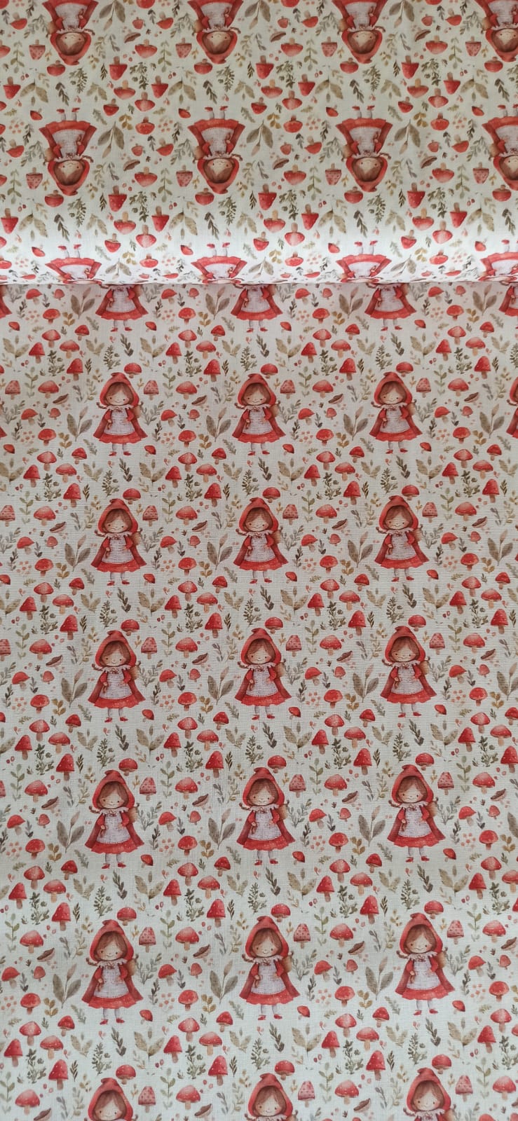 Algodón de Caperucita con capa roja entre setas y ramitas, dispuesto en pliegues