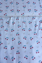 Estampado de cerezas y lazos sobre vichy amarillo