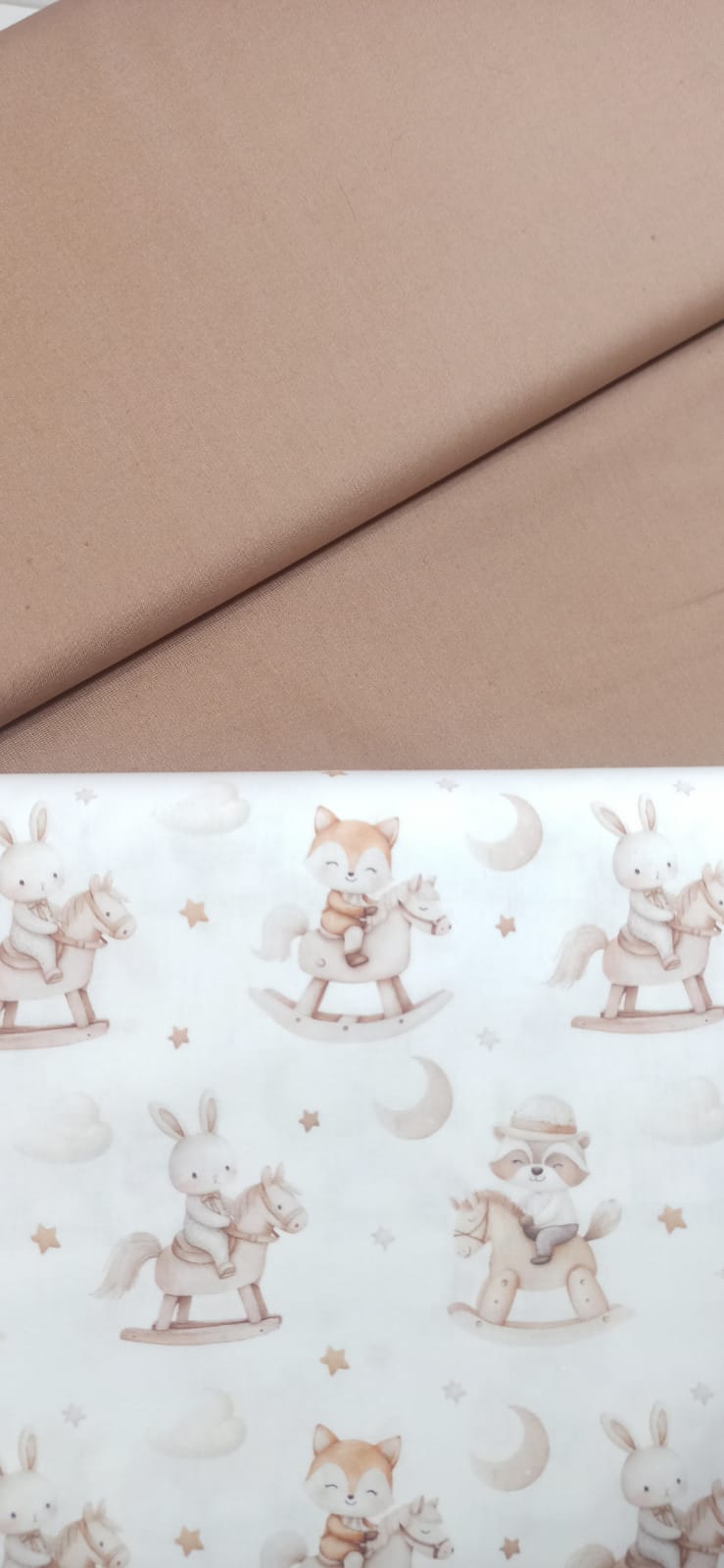 Tela Algodón Infantil Animalitos en Caballitos de Madera - tela estampada ancho 1,40m