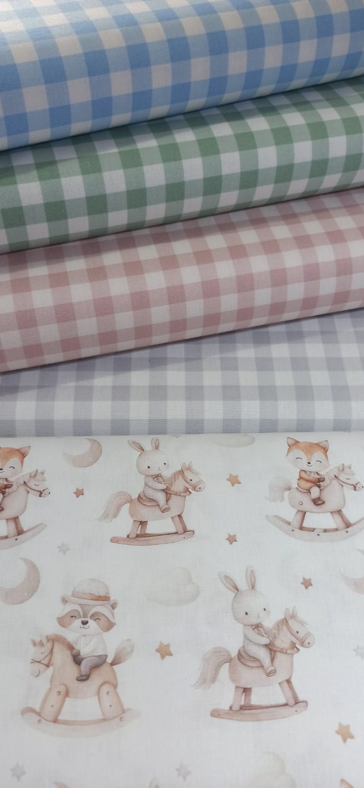 Tela Algodón Infantil Animalitos en Caballitos de Madera - tela estampada ancho 1,40m