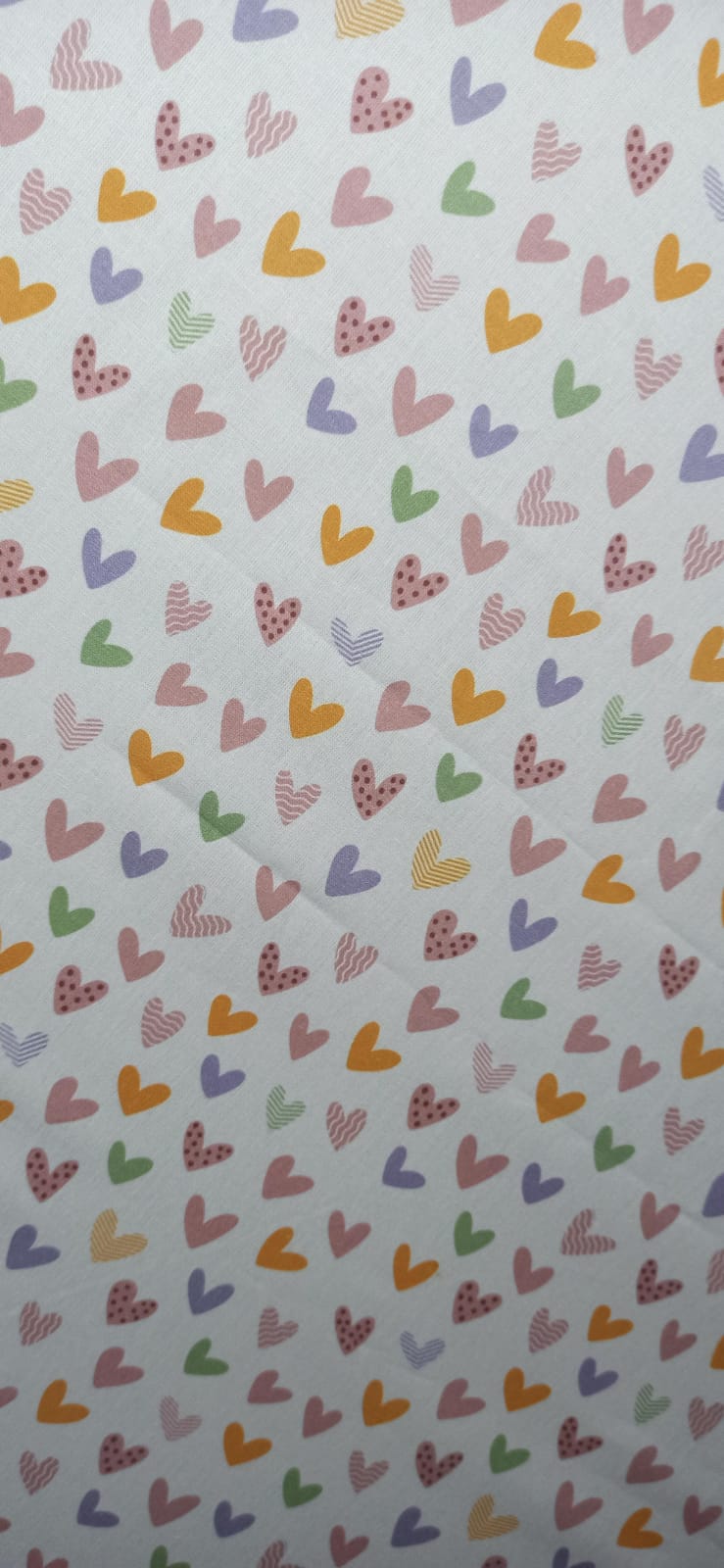 Estampado de corazones multicolor lisos y de rayas en tela de algodón
