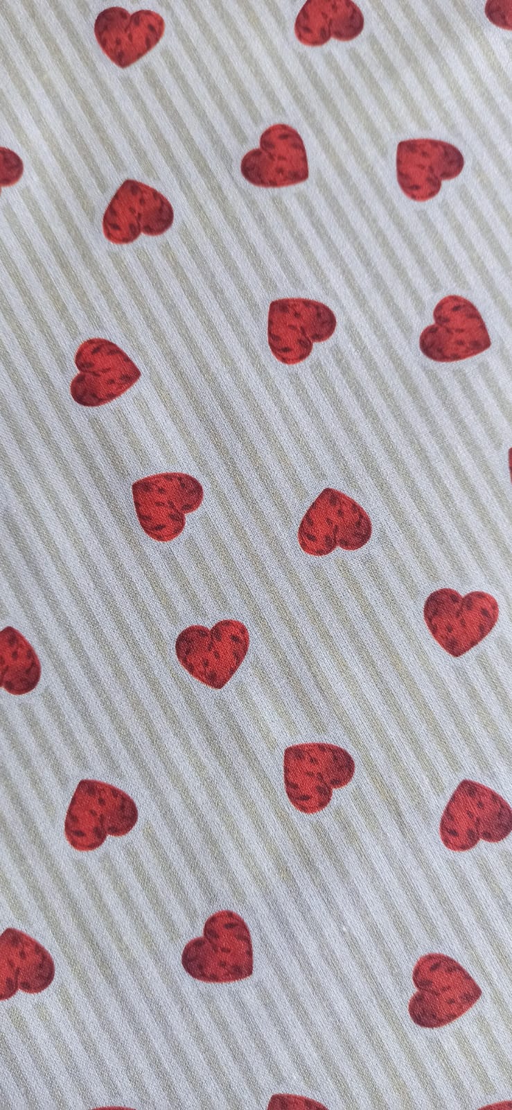 Vista del estampado de corazones y rayas beige