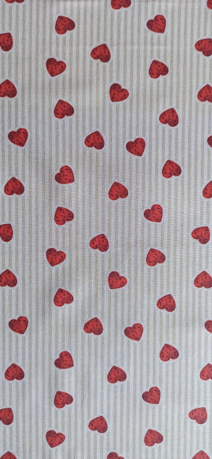 Tejido de algodón con corazones sobre rayas beige