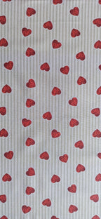 Tejido de algodón con corazones sobre rayas beige