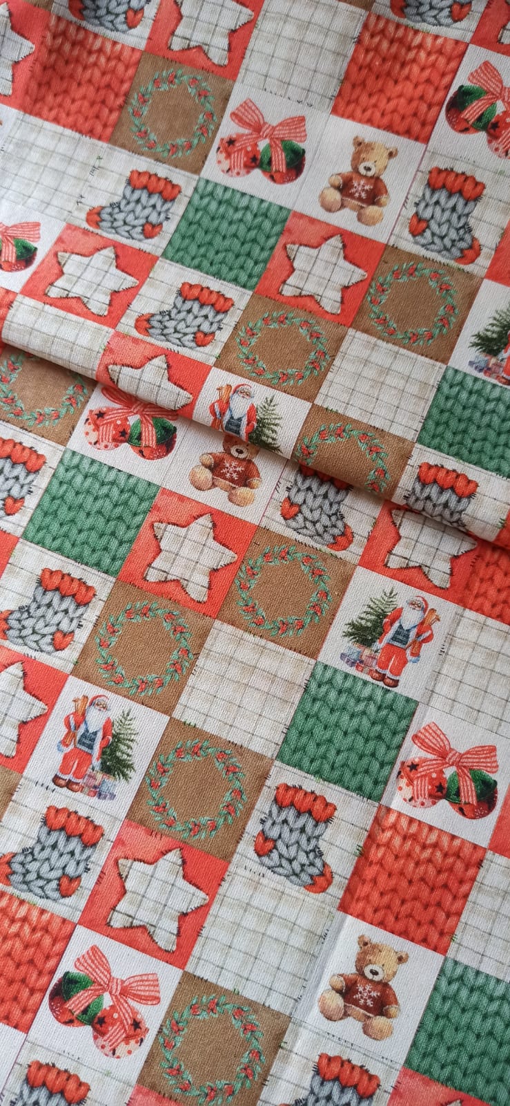 Detalle de los cuadros navideños con ositos, estrellas y motivos de punto estampados sobre algodón.