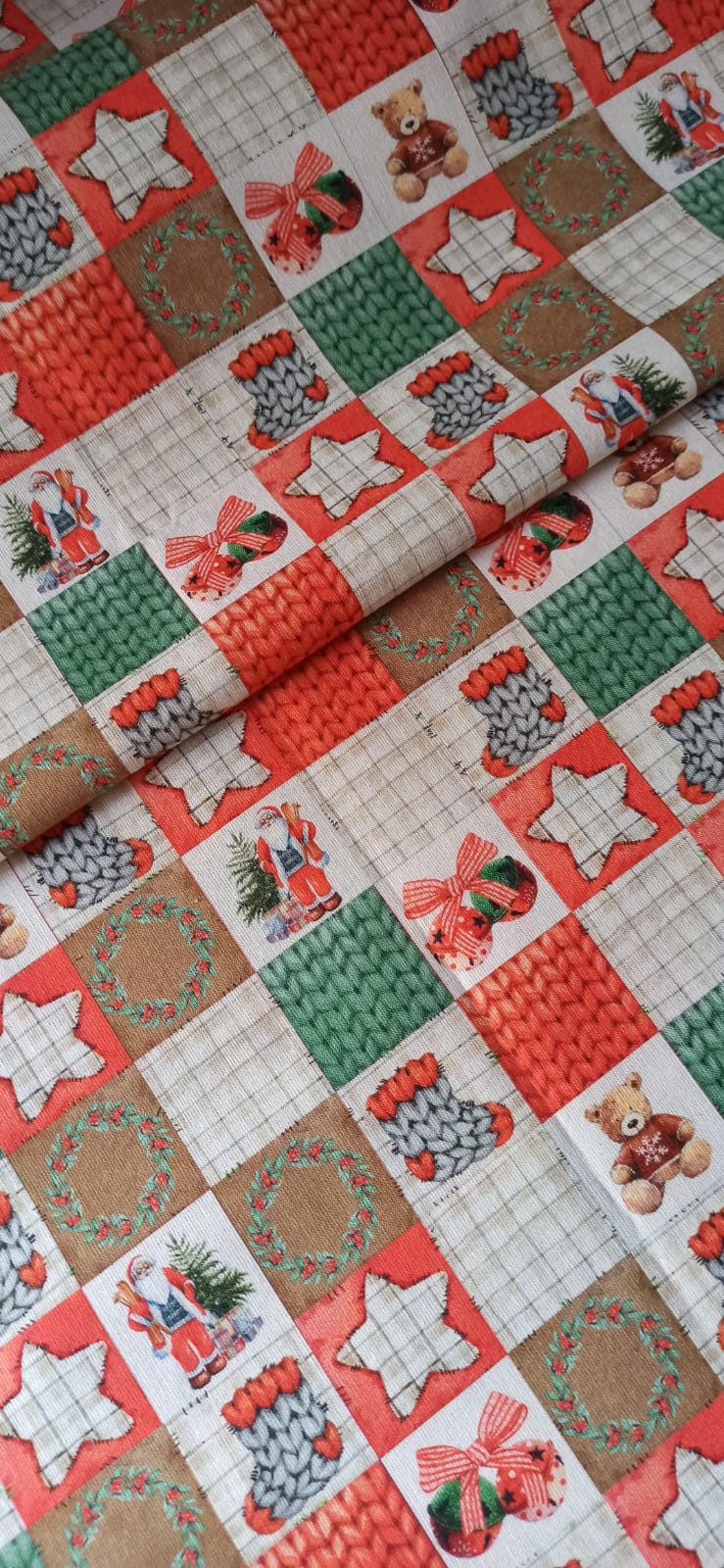 Tela de algodón con cuadros navideños rojos, verdes y beige, Papá Noel, ositos, estrellas y coronas.