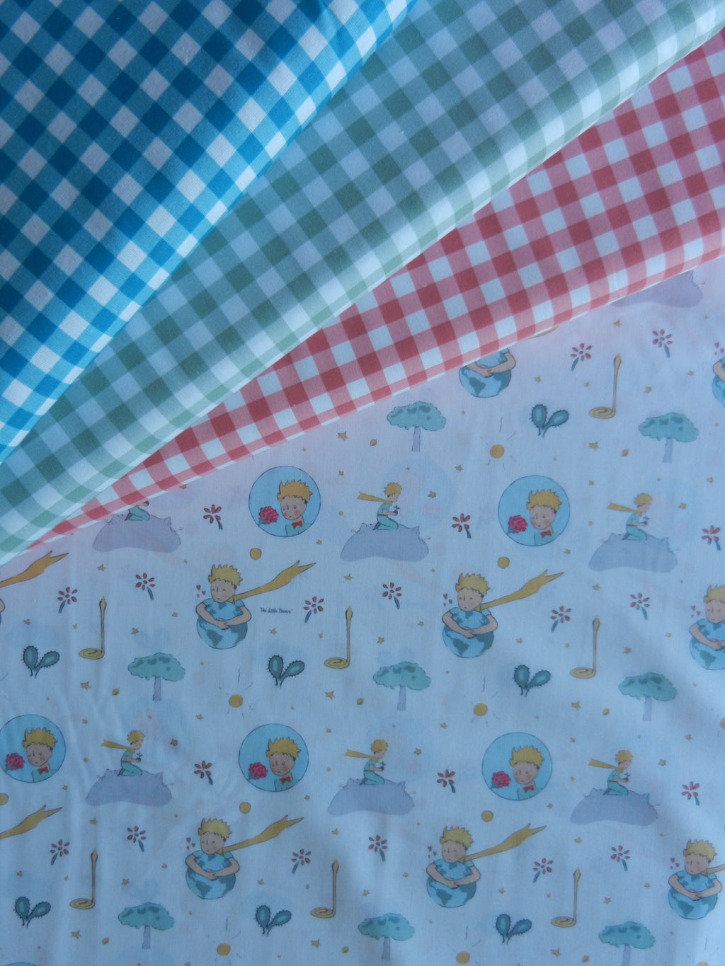 Algodón El Principito junto a telas vichy azul, verde y rosa — combinación de telas infantiles