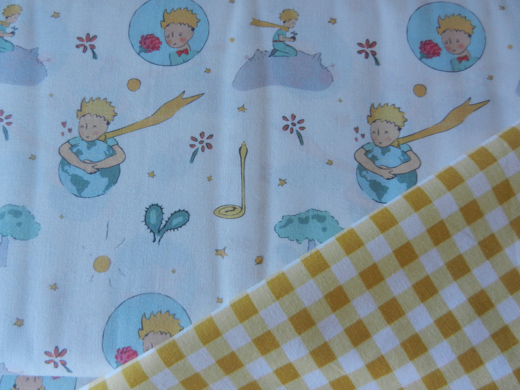 Detalle estampado algodón El Principito con personajes, estrellas y serpiente sobre fondo blanco