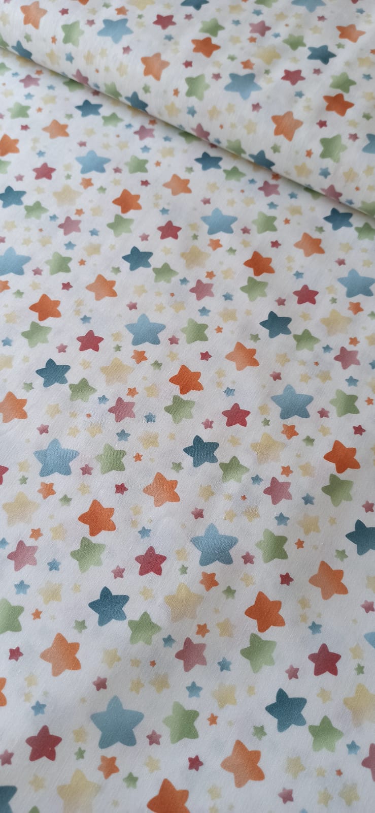 Algodón estrellas multicolor detalle