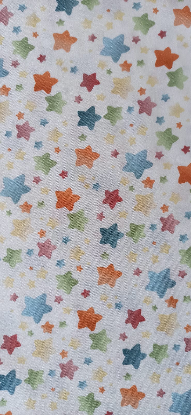 Algodón estrellas multicolor fondo blanco