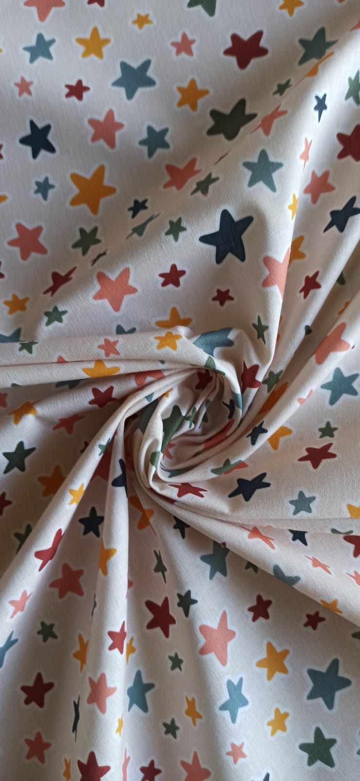 Tela de algodón con estampado de estrellas de colores