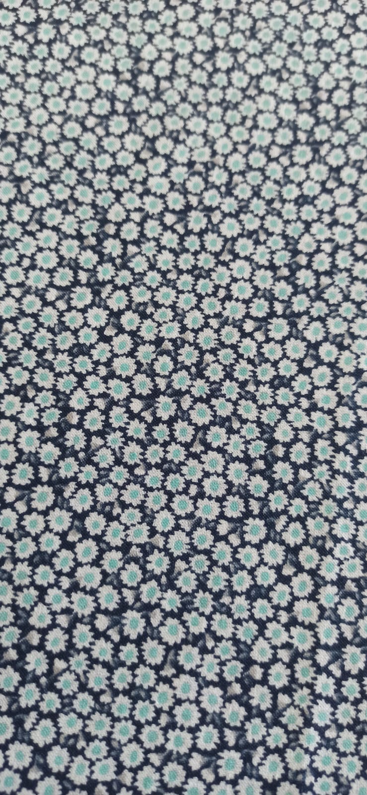 Retal de algodón estampado margaritas fondo azul marino - 1,65 x 1,56 m