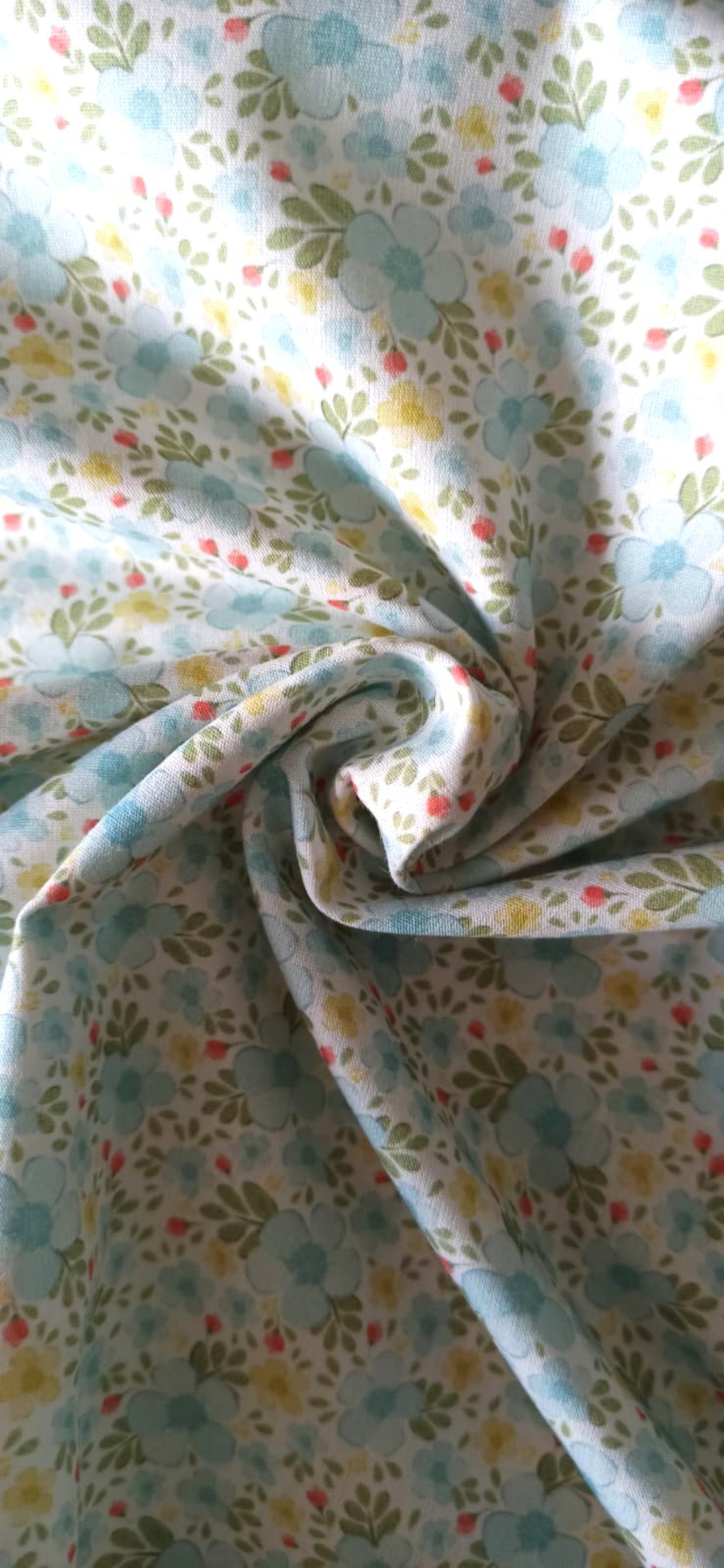 Algodón 100% con estampado de flores azules y pequeñas flores rosas sobre fondo blanco · Las telas de la tata
