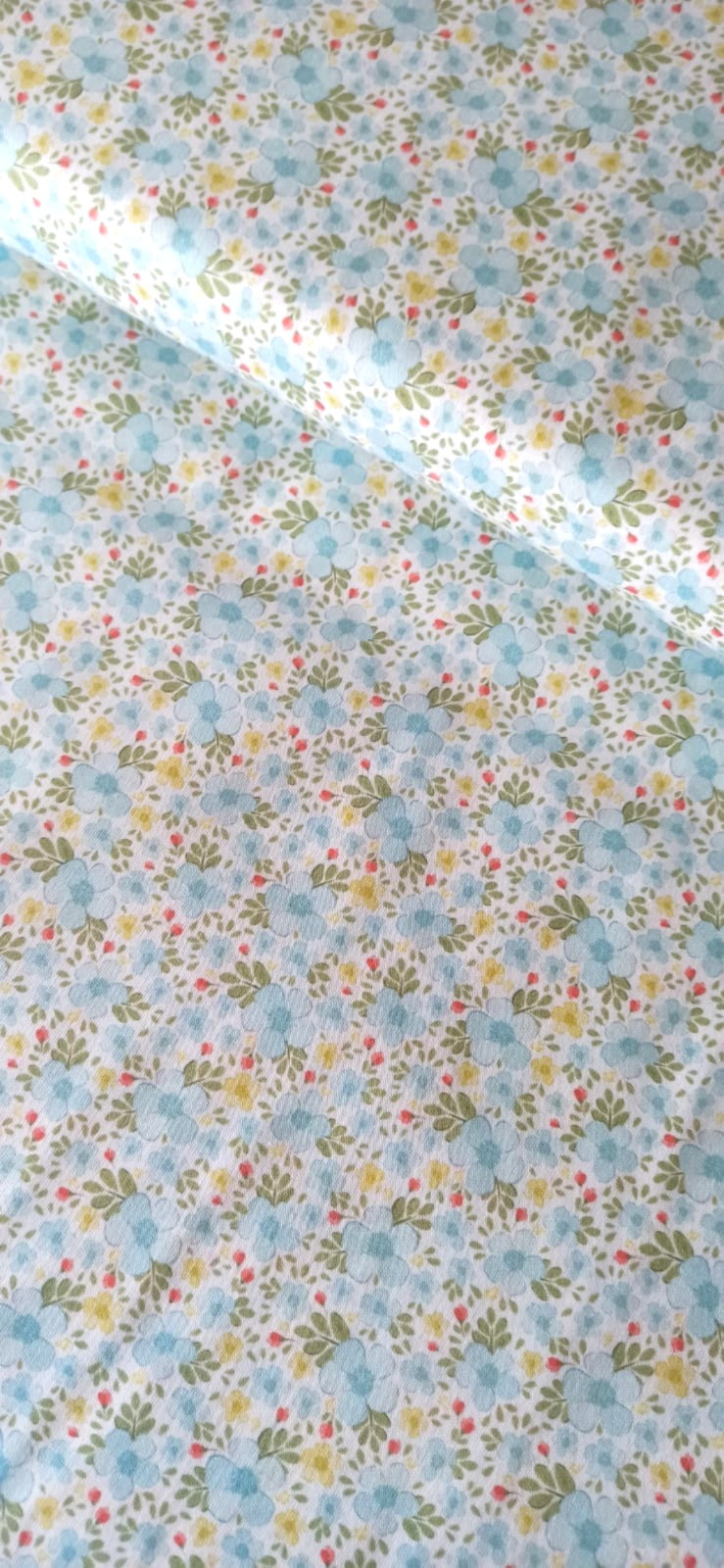 Algodón 100% con estampado de flores azules y pequeñas flores rosas sobre fondo blanco · Las telas de la tata