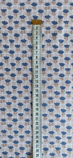 Detalle de flores azules sobre cuadros beige