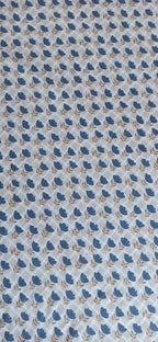 Estampado de flores azules y fondo de cuadros beige