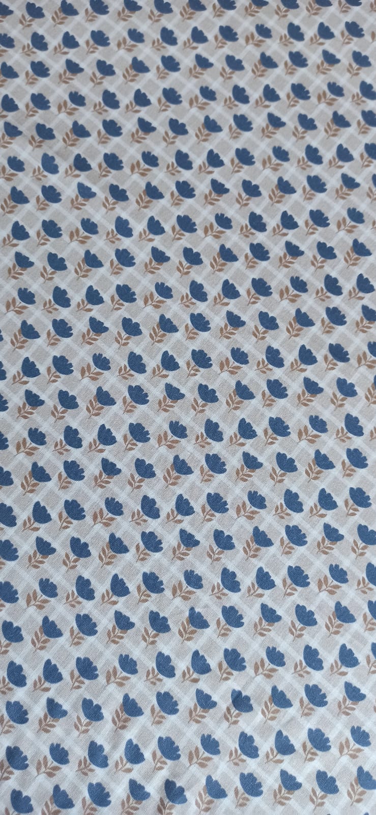 Estampado de flores azules y fondo de cuadros beige
