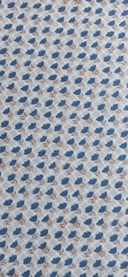 Vista del tejido de flores azules sobre cuadros beige