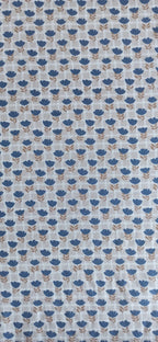 Vista general de la tela de algodón con flores azules sobre fondo de cuadros beige