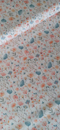 Algodón 100% con estampado de flores dulces mini en tonos rosa y azul sobre fondo blanco · Las telas de la tata