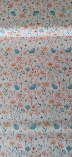 Algodón 100% con estampado de flores dulces mini en tonos rosa y azul sobre fondo blanco · Las telas de la tata