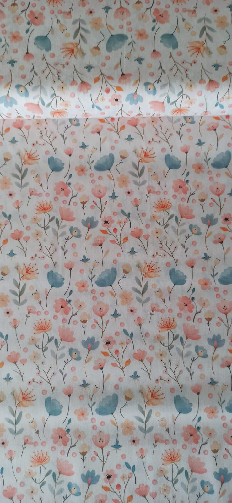 Algodón 100% con estampado de flores dulces mini en tonos rosa y azul sobre fondo blanco · Las telas de la tata
