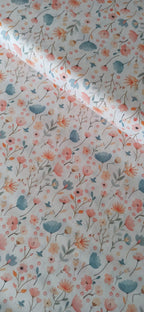 Algodón 100% con estampado de flores dulces mini en tonos rosa y azul sobre fondo blanco · Las telas de la tata