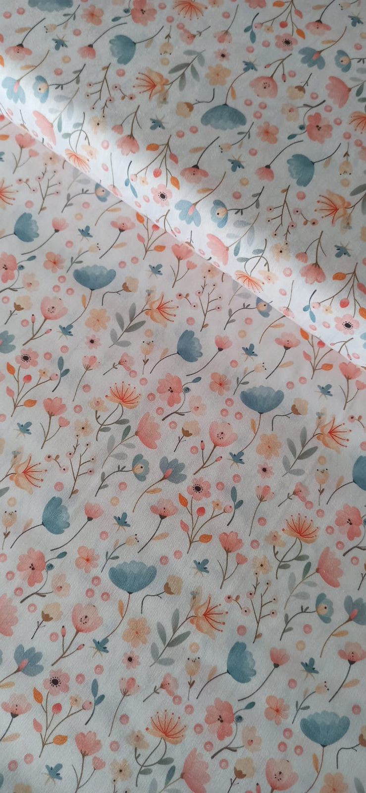 Algodón 100% con estampado de flores dulces mini en tonos rosa y azul sobre fondo blanco · Las telas de la tata