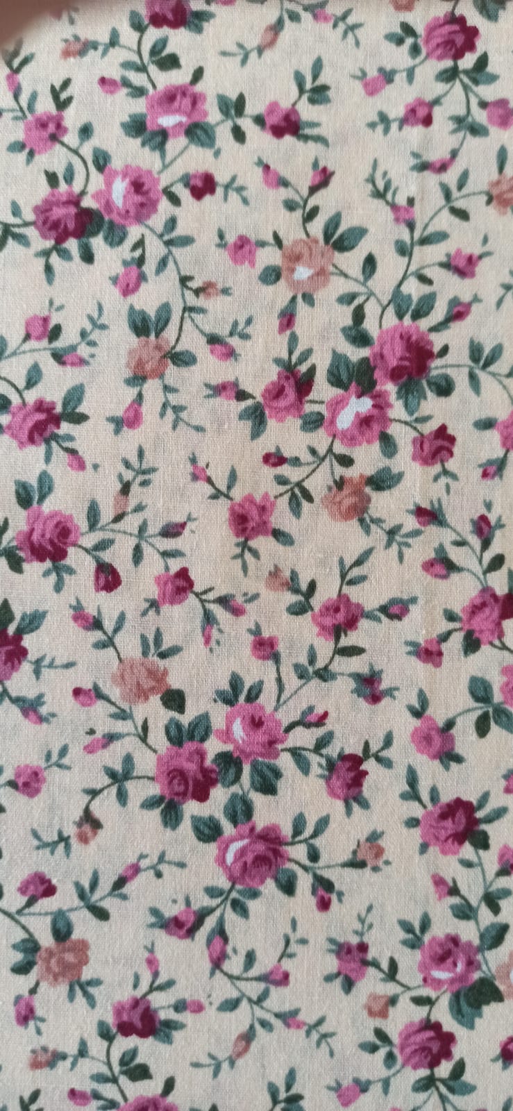 Retal de algodón estampado rosas fondo vainilla - 0,90 x 1,48 m