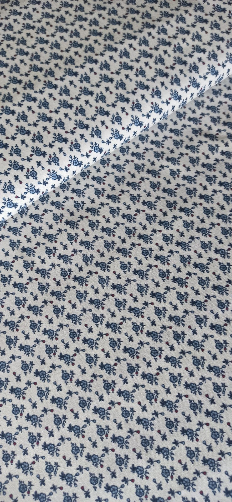 Algodón 100% con estampado de flores mini azules sobre fondo blanco · Las telas de la tata