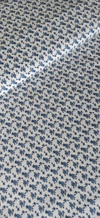 Algodón 100% con estampado de flores mini azules sobre fondo blanco · Las telas de la tata