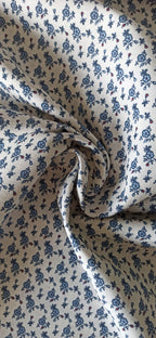 Algodón 100% con estampado de flores mini azules sobre fondo blanco · Las telas de la tata