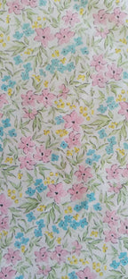 Detalle del estampado floral rosa y azul de Algodón Flores Brisa
