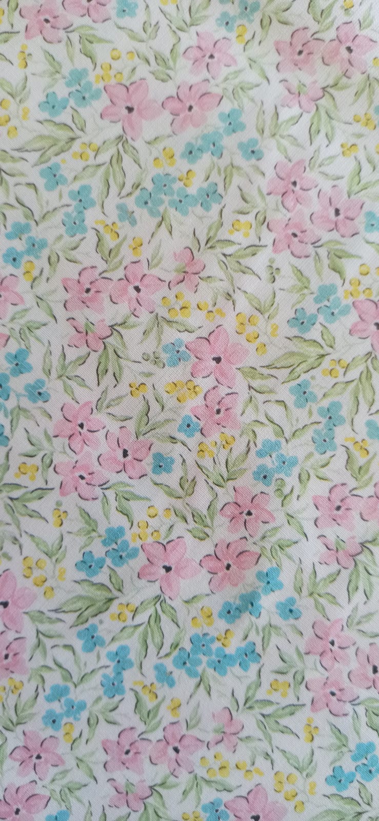 Detalle del estampado floral rosa y azul de Algodón Flores Brisa