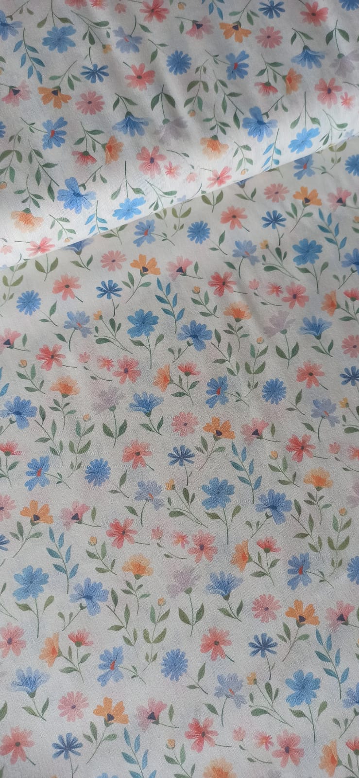 Algodón flores tricolor azul rosa y naranja fondo blanco 1,40 m