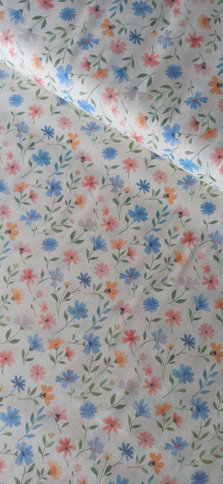 Algodón flores tricolor azul rosa y naranja fondo blanco 1,40 m