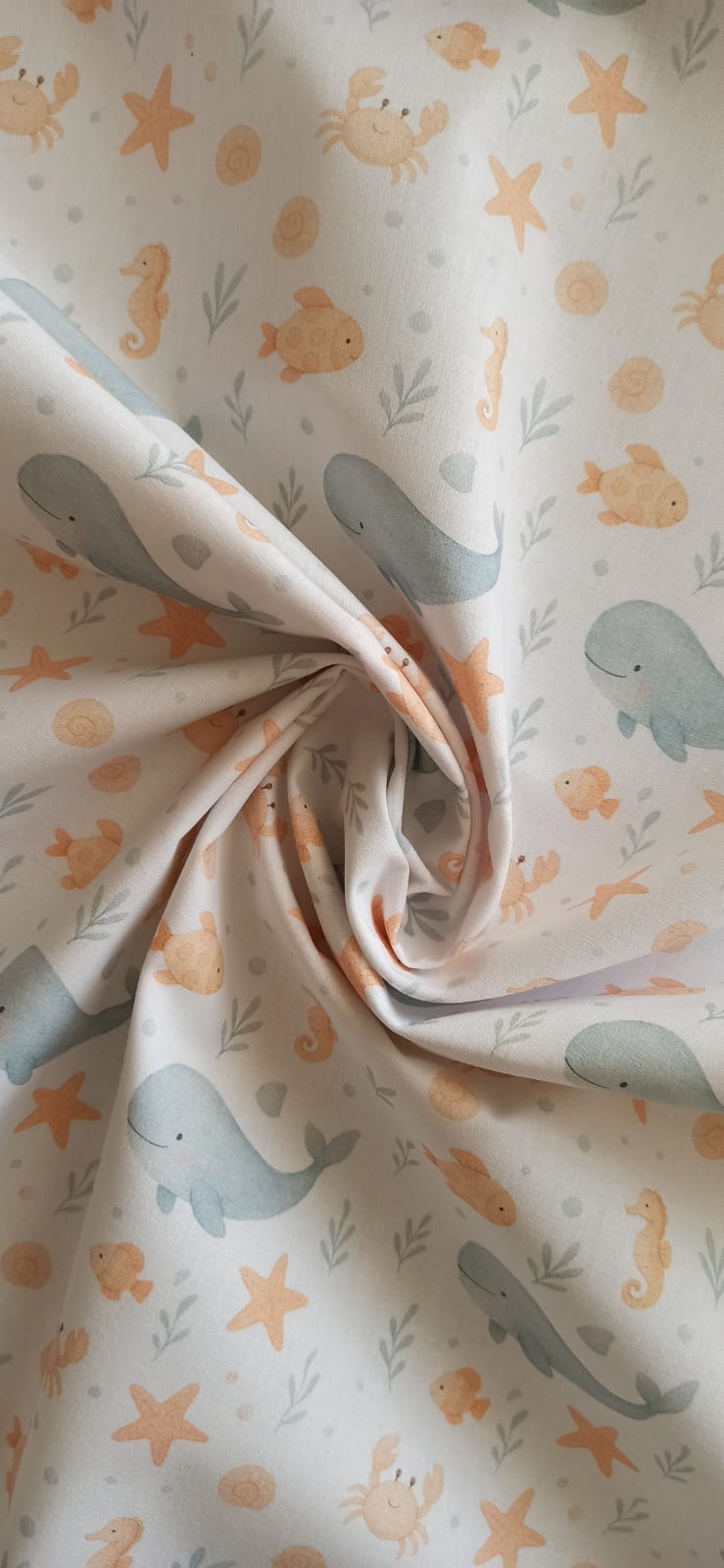 Ballenitas, peces, caballitos de mar y estrellas sobre fondo claro