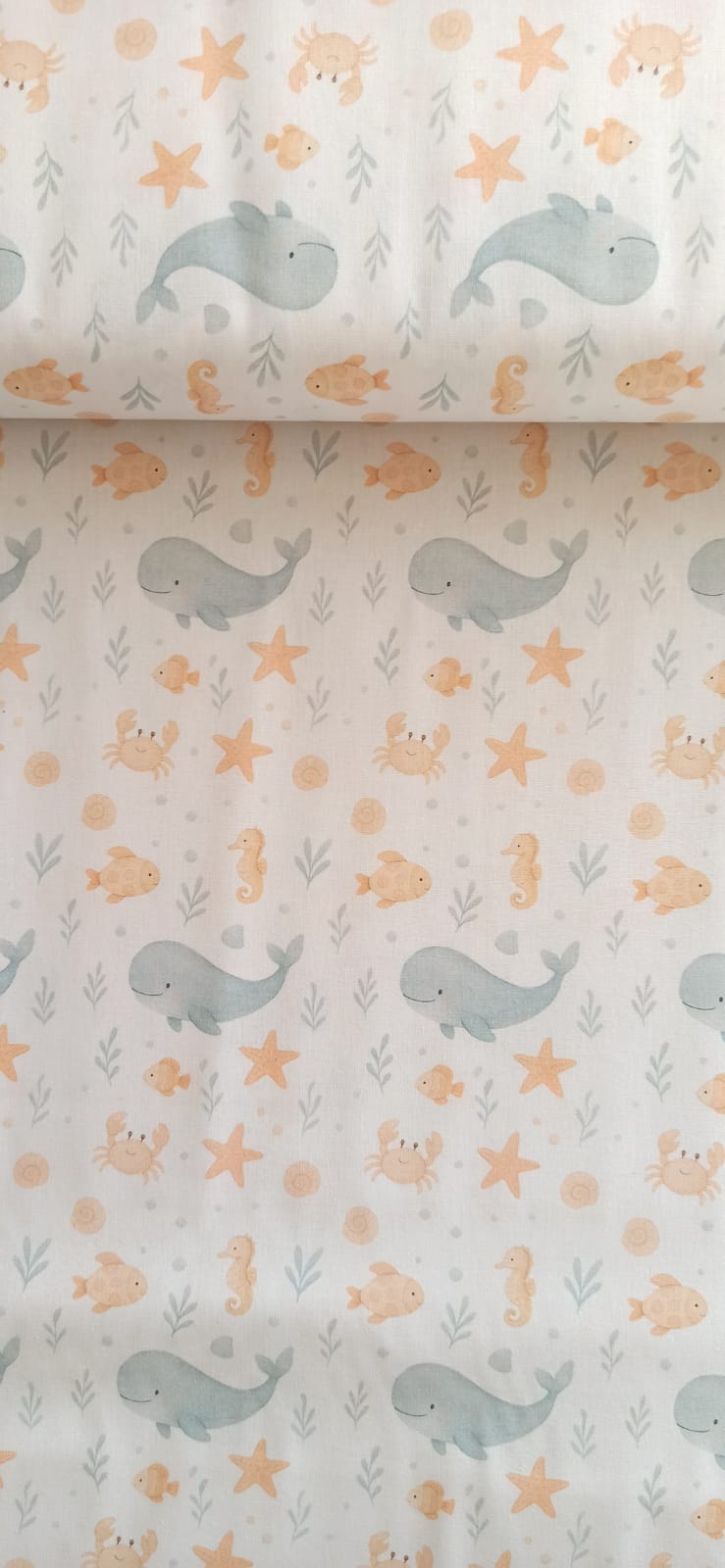 Vista del estampado Mar de Ternura extendido con un pliegue