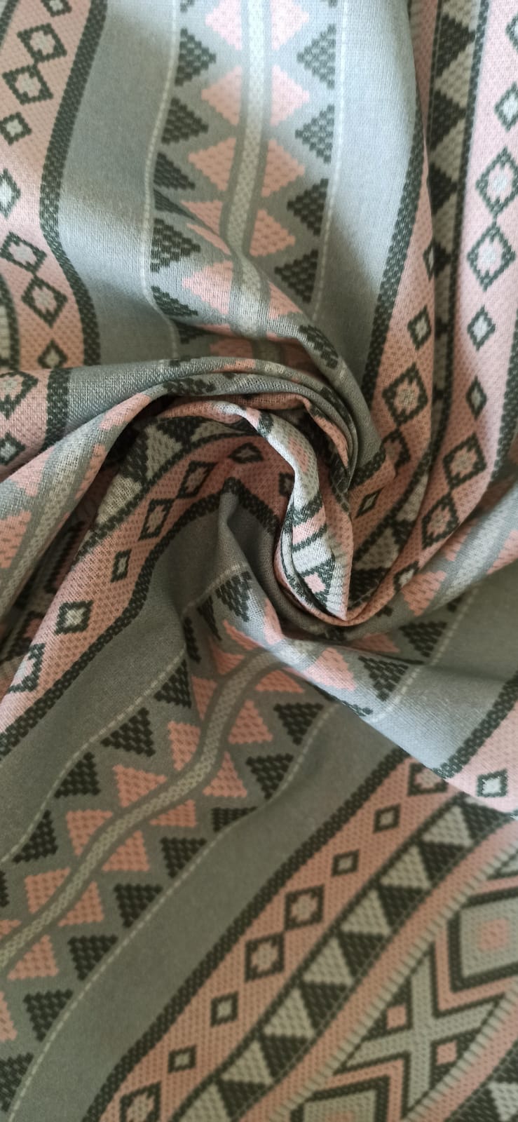 Algodón étnico geométrico con estampado en tonos verde salvia y rosa
