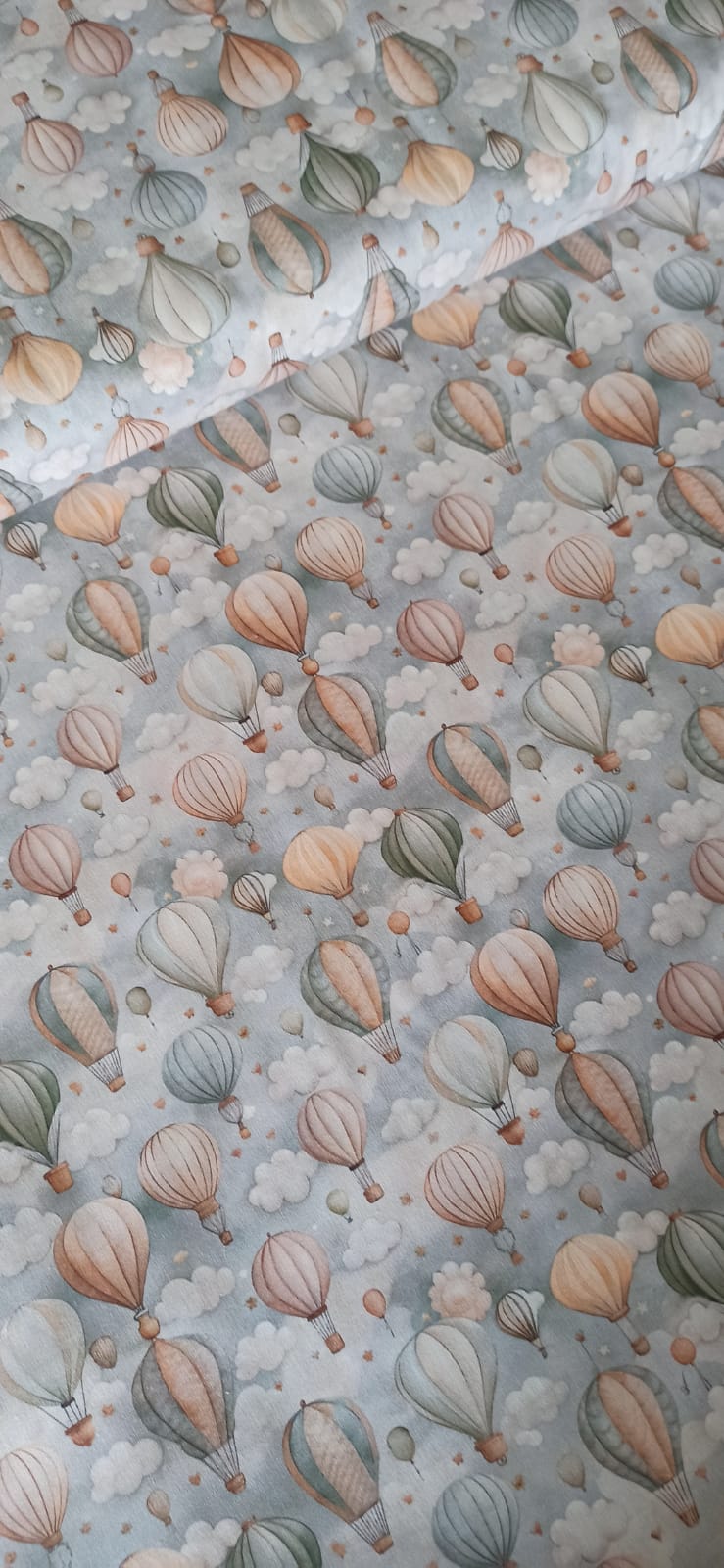 Algodón 100% con estampado de globos aerostáticos en tonos pastel sobre fondo de nubes · Las telas de la tata