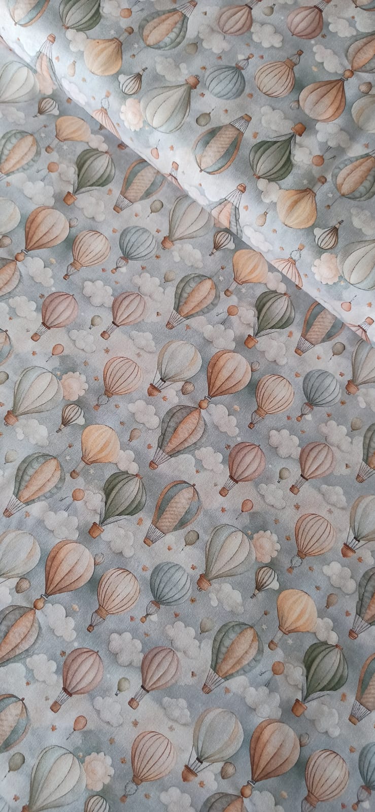 Algodón 100% con estampado de globos aerostáticos en tonos pastel sobre fondo de nubes · Las telas de la tata