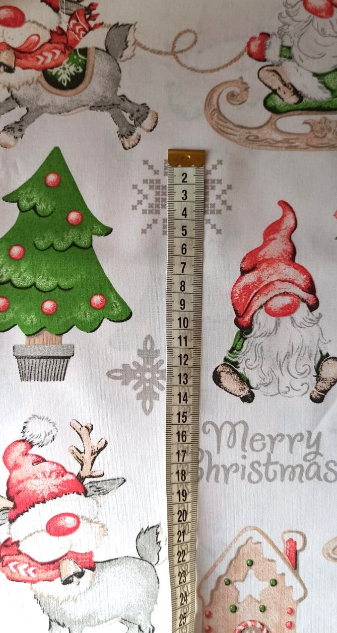 Estampado de gnomos, renos y abetos con cinta métrica para mostrar la escala