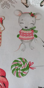 Detalle de ratoncito con jersey rojo y piruleta verde en tela navideña blanca