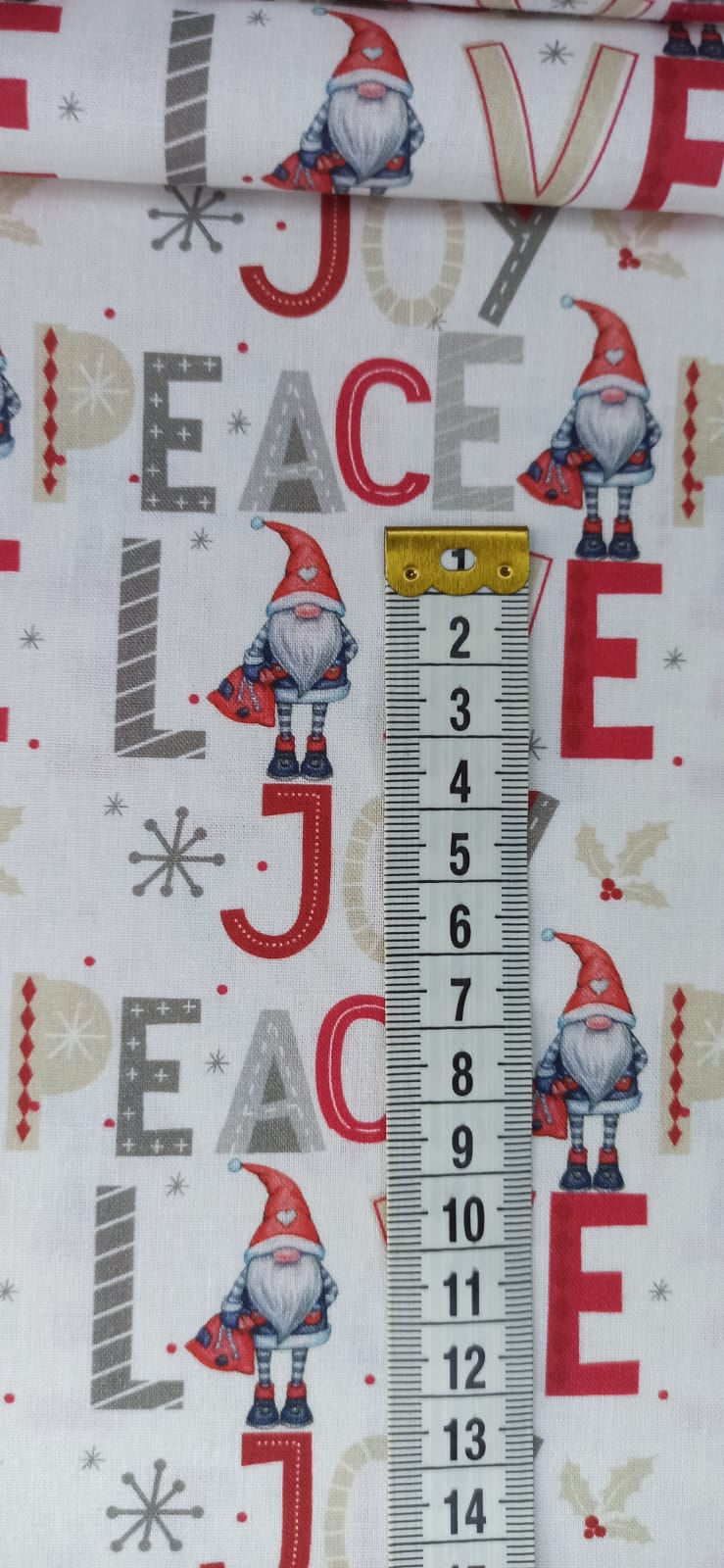 Estampado de gnomos y letras con cinta métrica para mostrar la escala