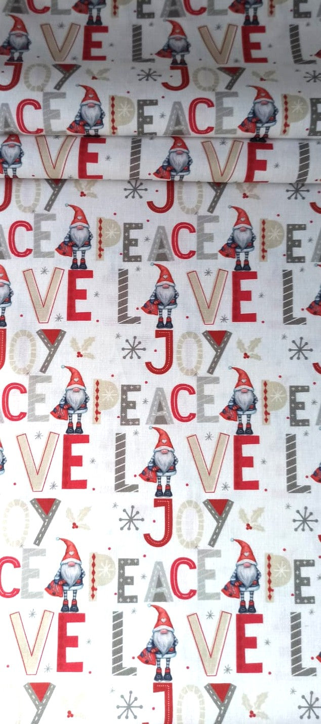 Vista amplia del retal de algodón navideño con gnomos y letras LOVE, JOY y PEACE sobre fondo claro