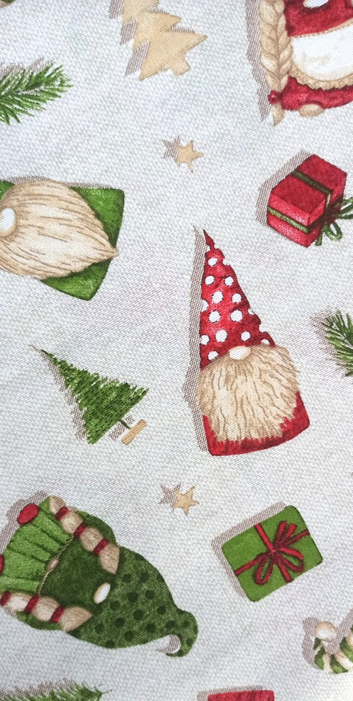Detalle de gnomos navideños, regalos y abetos estampados en loneta